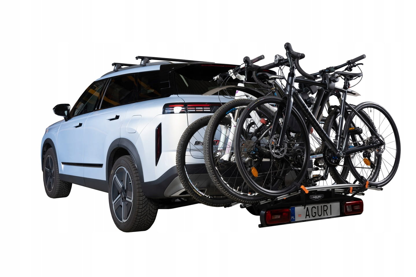 Aguri Active Bike PRO 3 srebrny z trzema rowerami zamontowany na haku samochodu