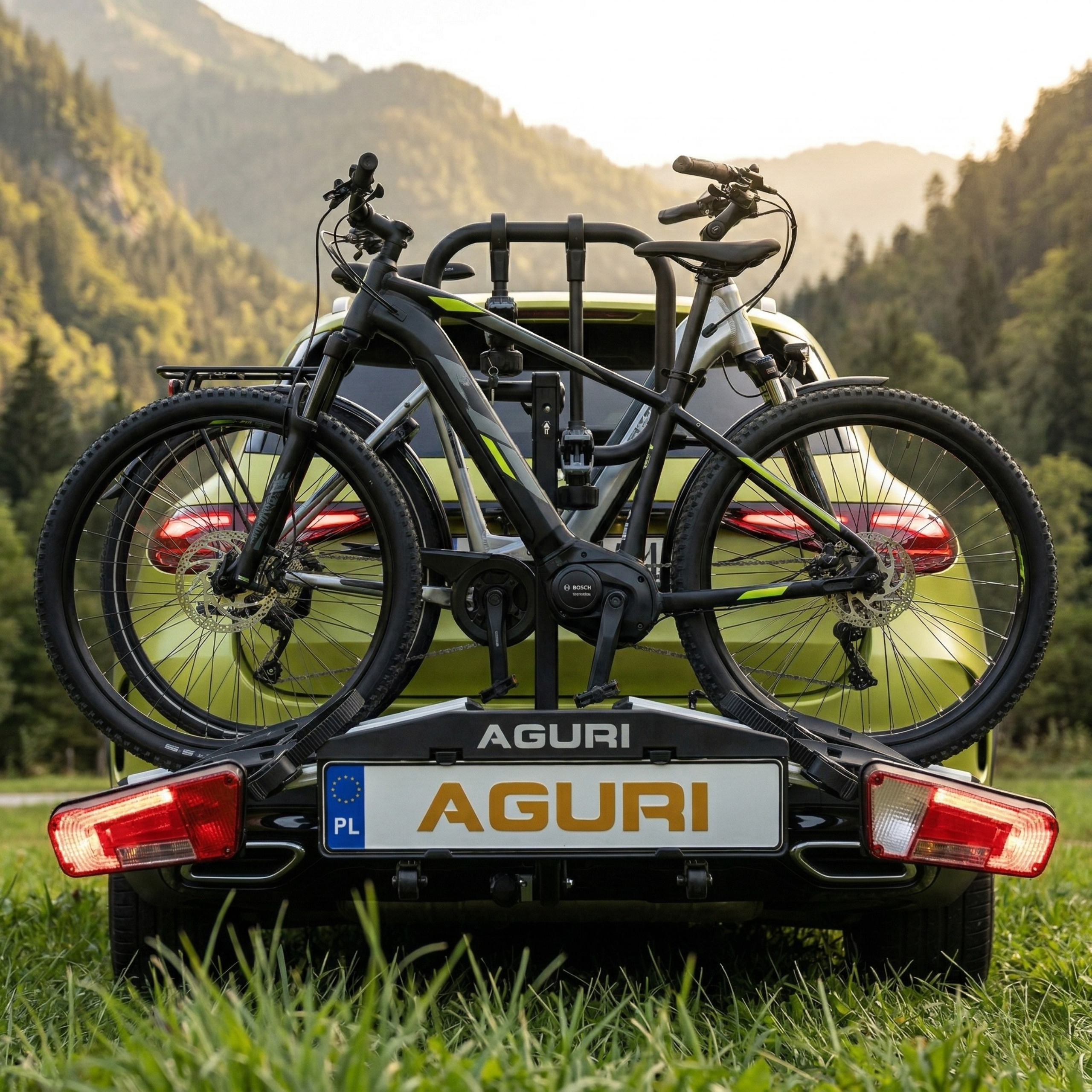 Aguri Active KRAB 2 PRO z dwoma rowerami elektrycznymi zamontowany na haku samochodu