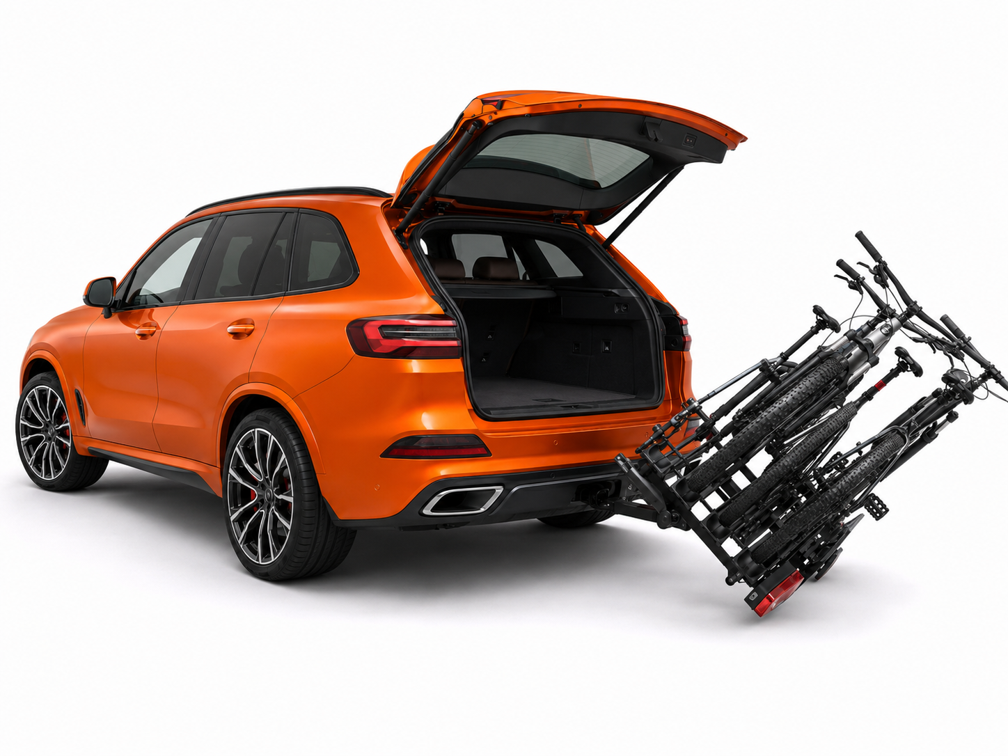 SUV z odchylonym bagażnikiem MENABO ORBIT 3 i otwartą klapą bagażnika auta