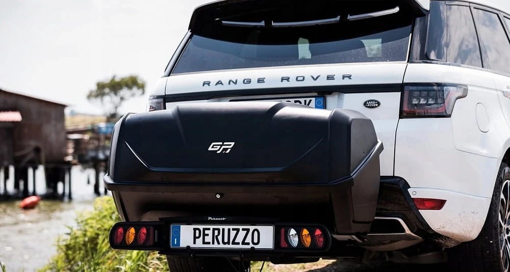 Kufer GP BOX 340L zamontowany na haku samochodu Range Rover