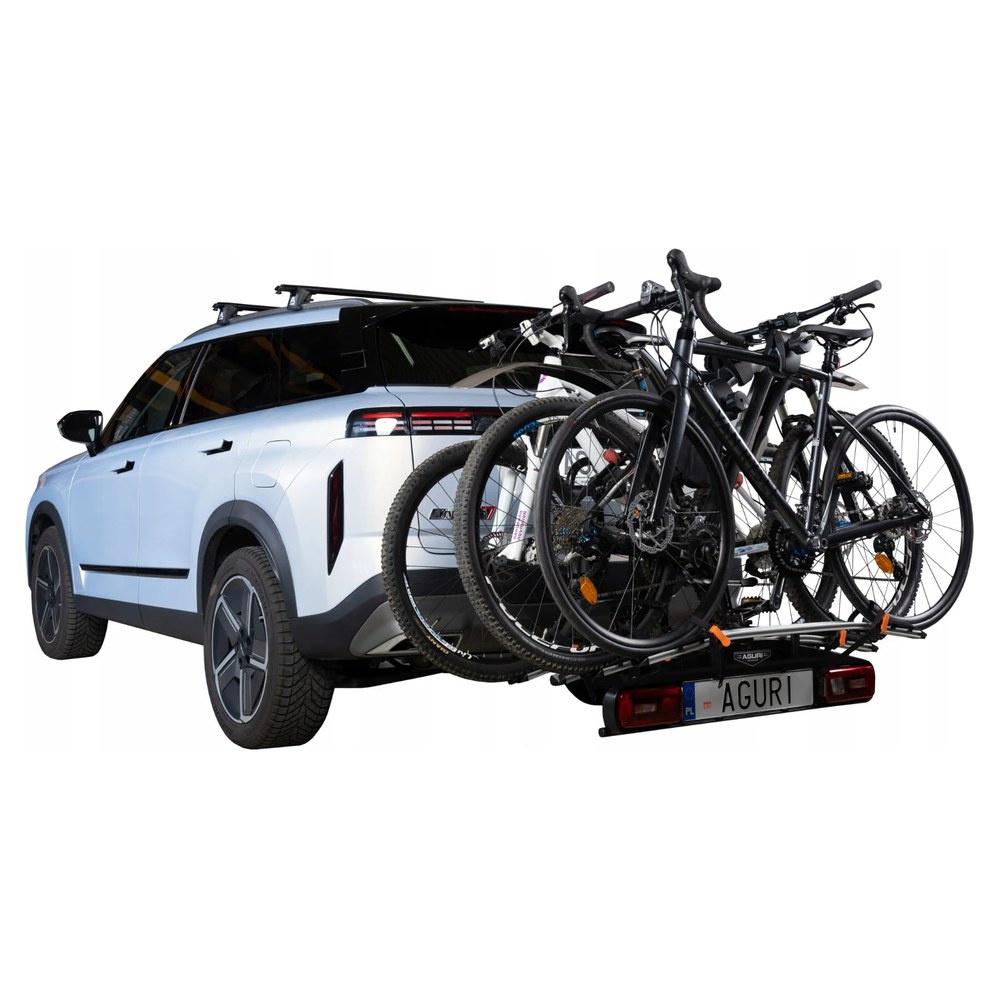Samochód z czterema rowerami na bagażniku Aguri Active Bike PRO 4 na haku