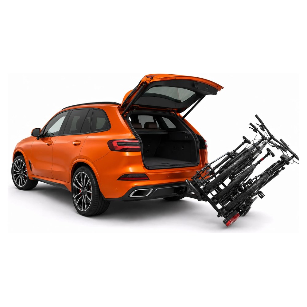 SUV z odchylonym bagażnikiem MENABO ORBIT 3 i otwartą klapą bagażnika auta