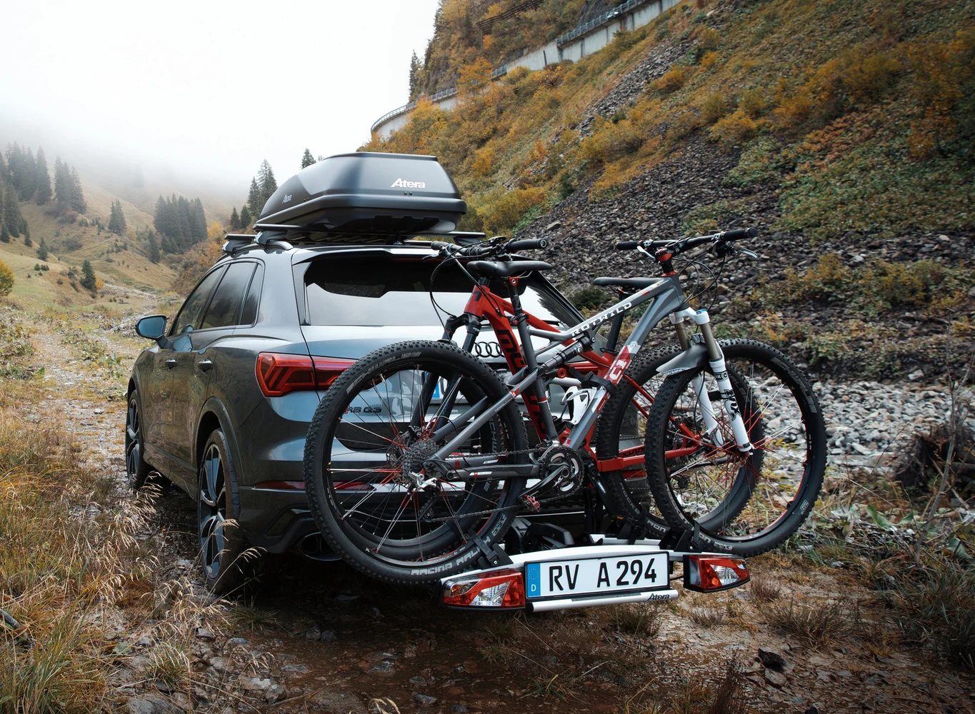 Atera Strada Trail 2 z dwoma rowerami i tylnymi światłami zamontowana na haku samochodu