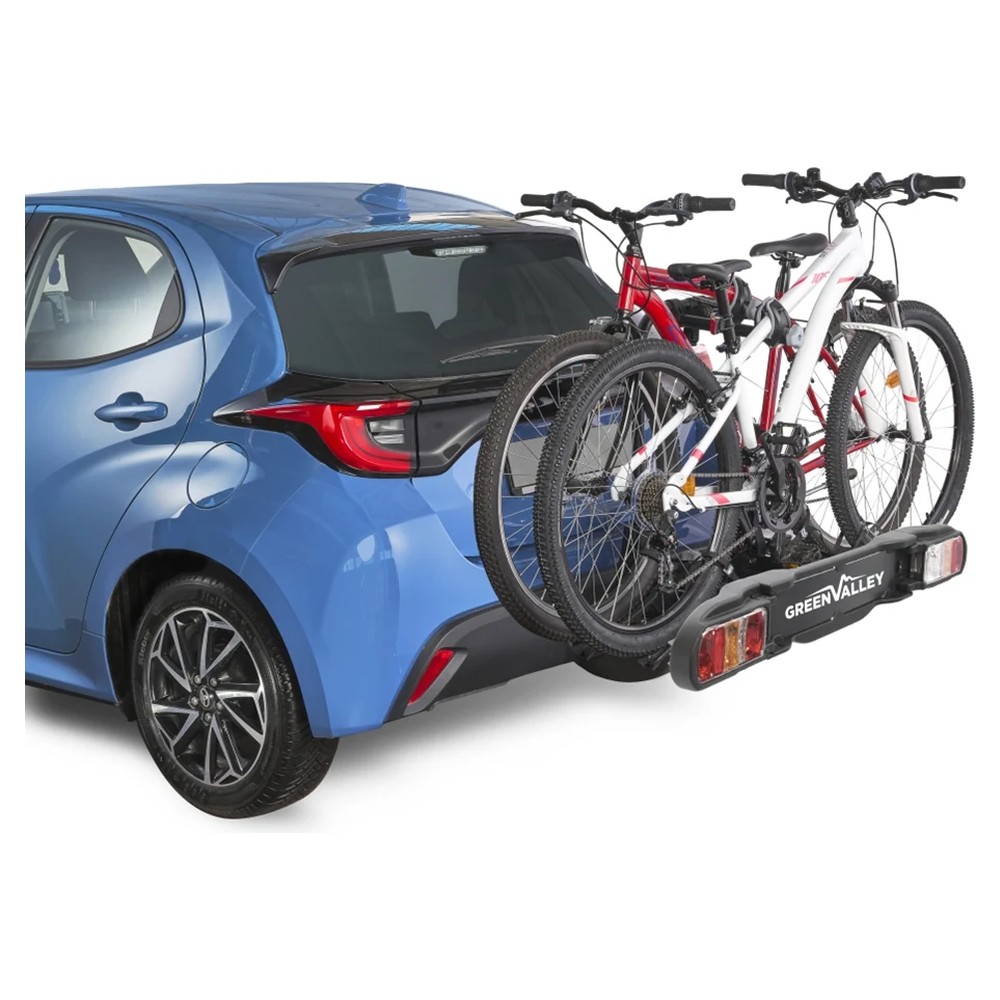 Green Valley Discovery 2 z dwoma rowerami zamontowany na haku samochodu