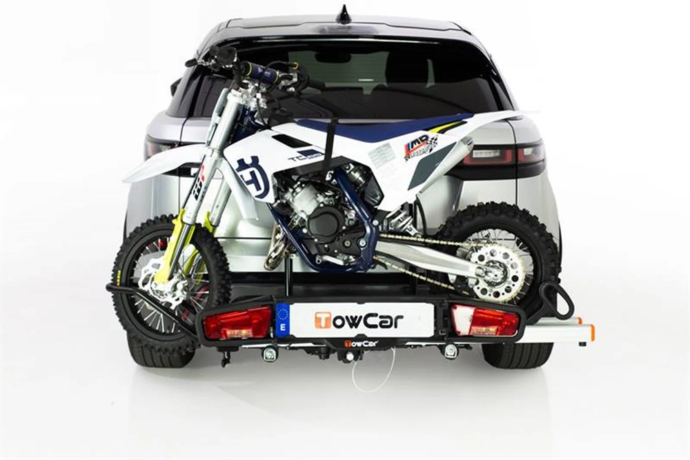 Motocykl enduro przewożony na nośniku na hak Towcar Balance