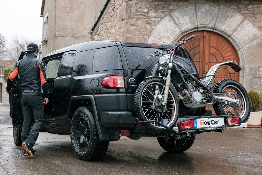 Motocykl zabezpieczony pasami na nośniku Towcar Balance podczas transportu
